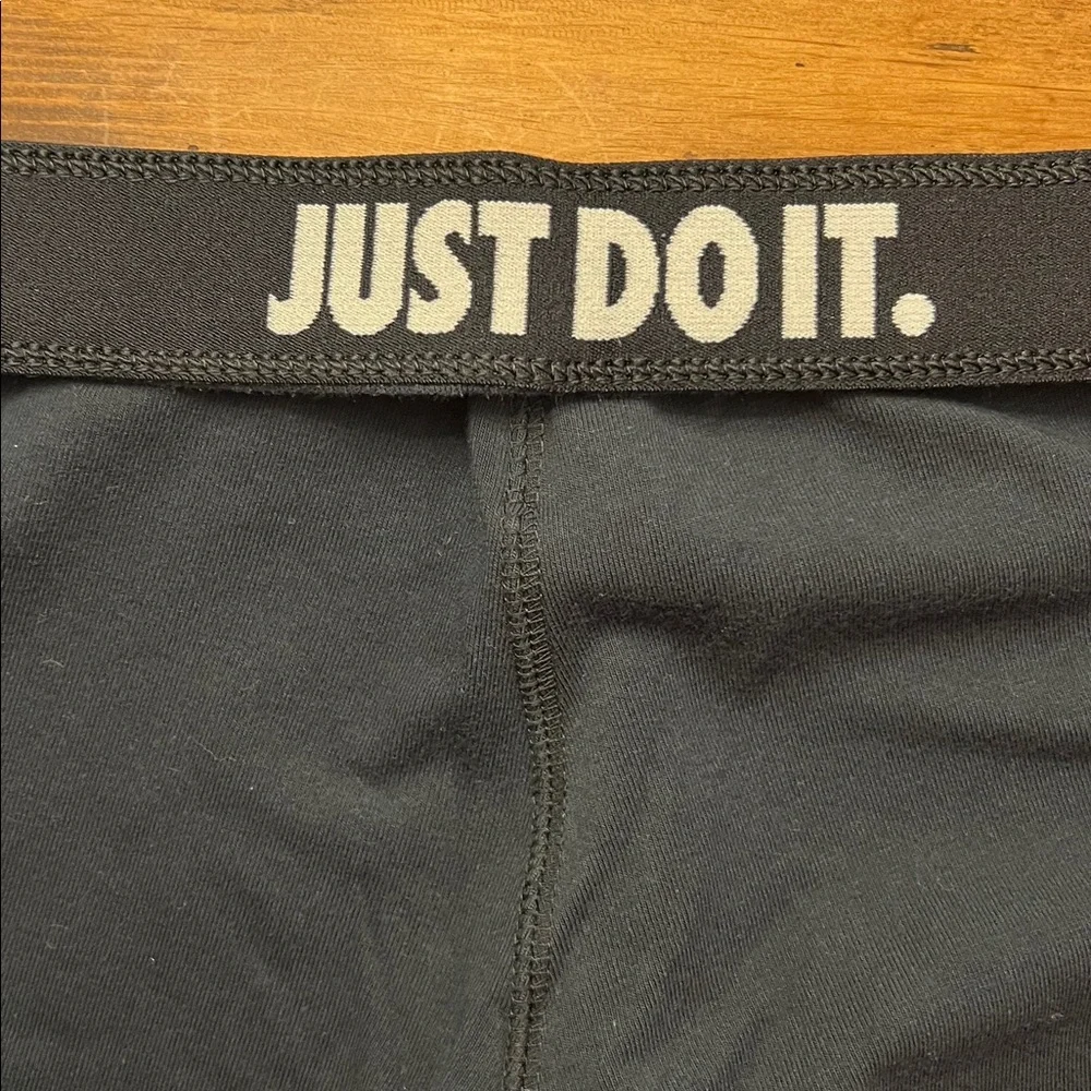Nike Black Elastic Waist Women’s Leggings w/Light Pink Logo Down Side, size M
